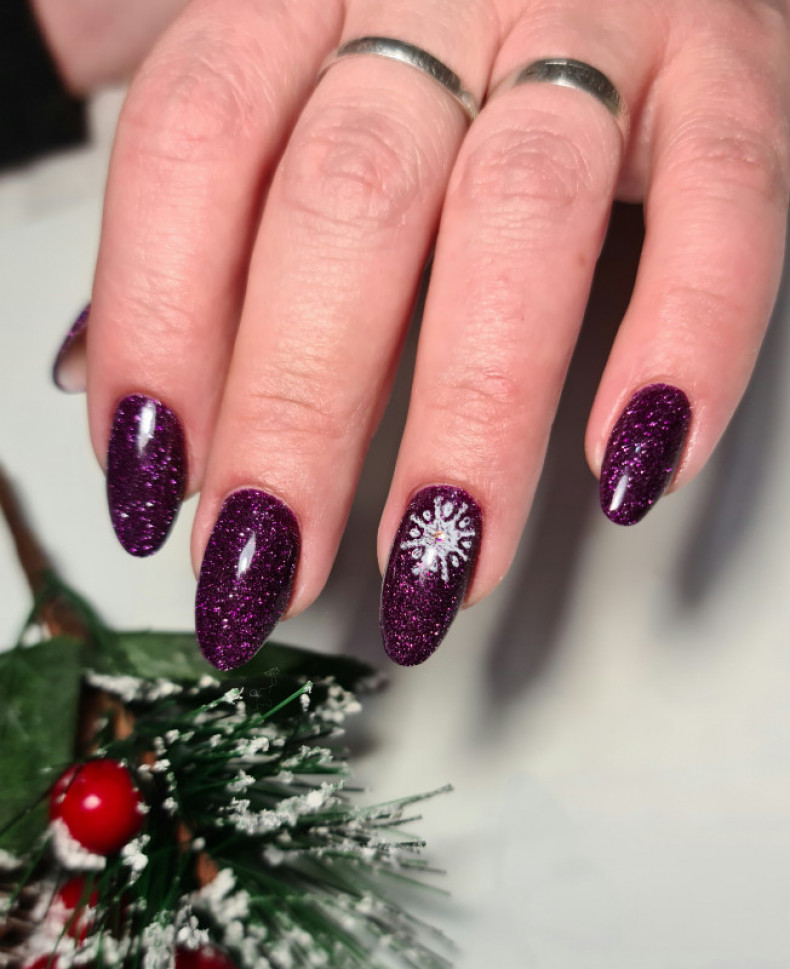 Purple snowflake shimmer, photo - Manicurist Barb Manicure