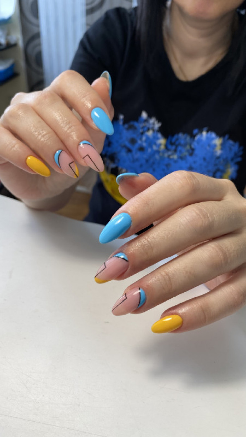 Light blue geometric mustard, photo - Manicurist Barb Manicure