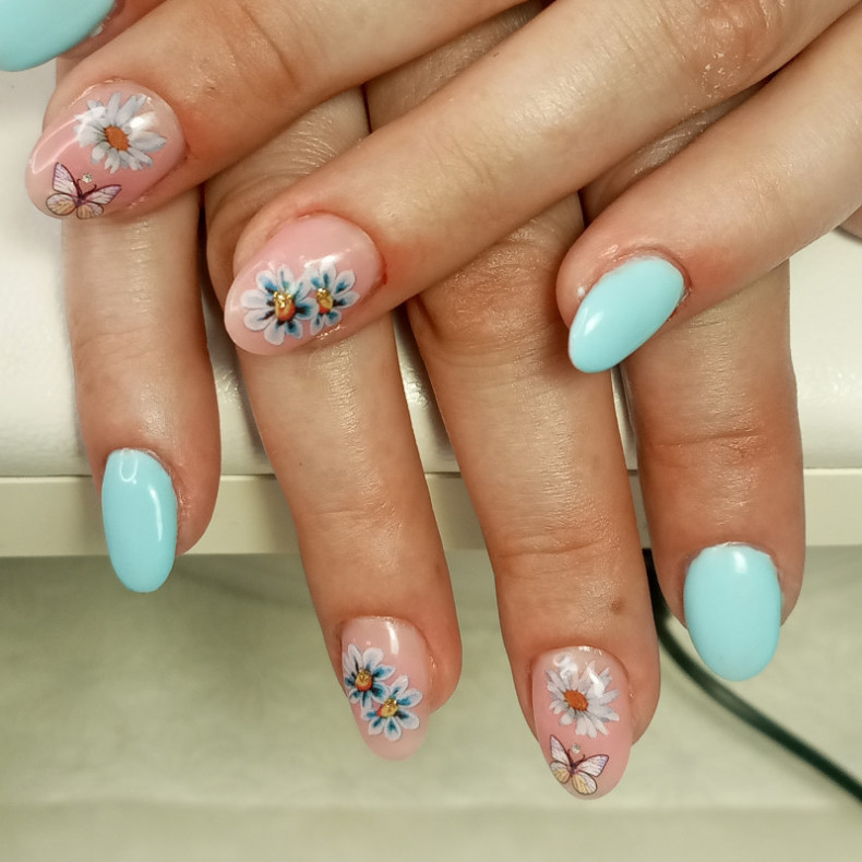 Light blue daisy nail art, photo - Manicurist Barb Manicure