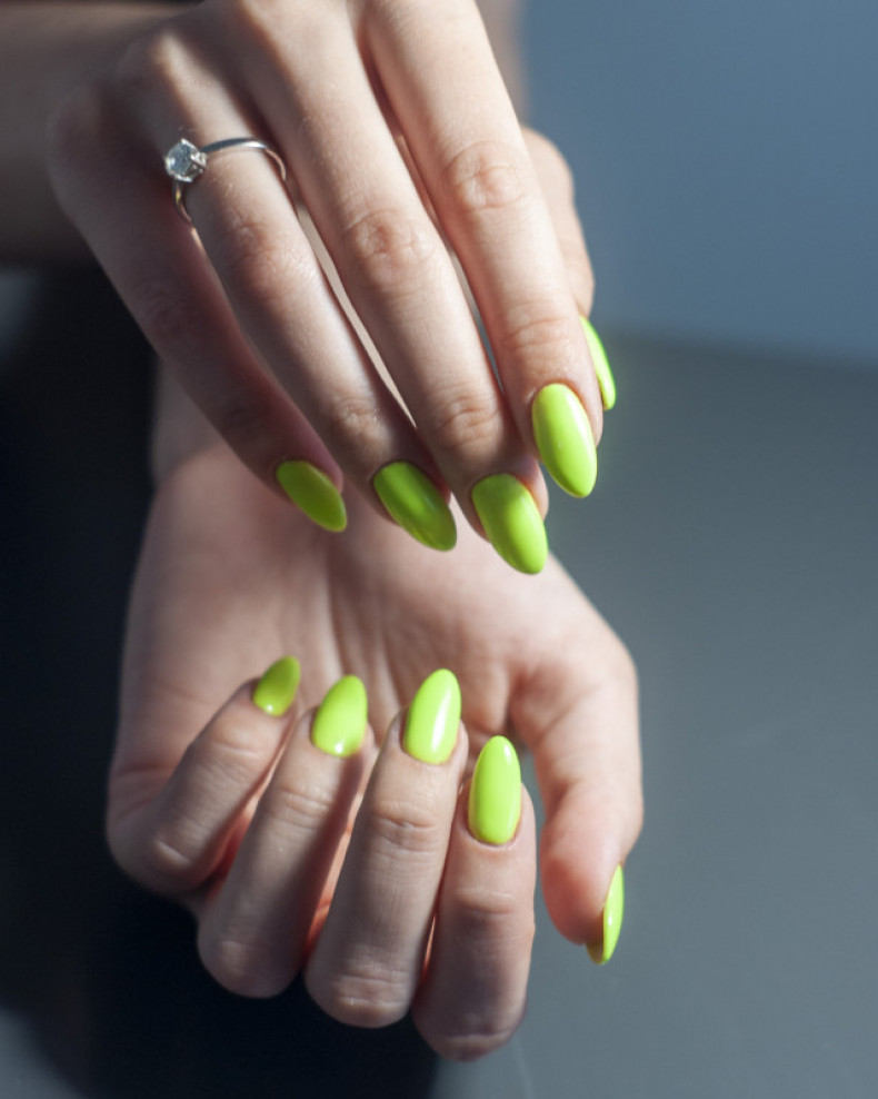 Однотонный (монохромный) маникюр light green manicure vibrant neon, photo - Manicurist Barb Manicure