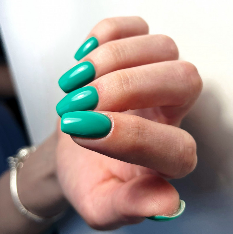 Однотонный (монохромный) маникюр green simple, photo - Manicurist Barb Manicure