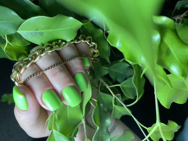 Однотонный (монохромный) маникюр light green manicure neon, photo - Manicurist Barb Manicure