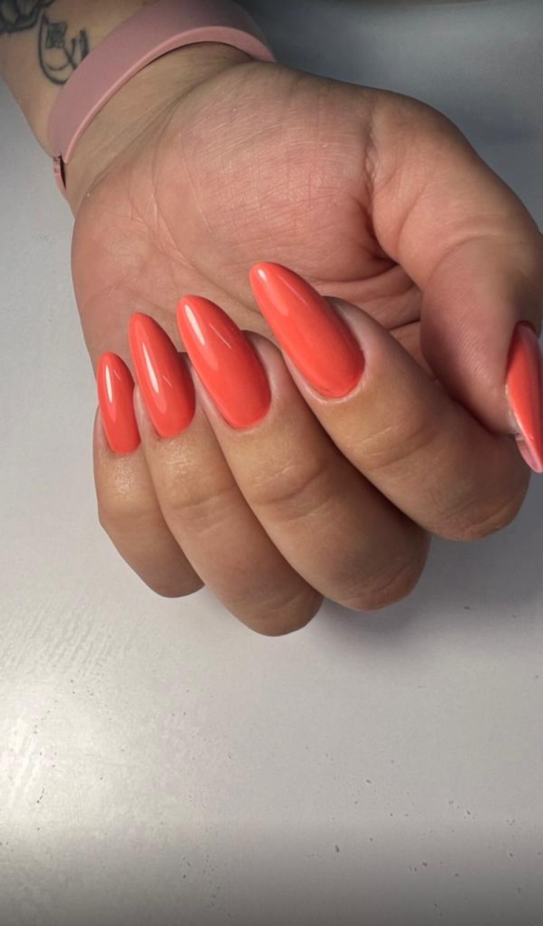 Однотонный (монохромный) маникюр coral, photo - Manicurist Barb Manicure