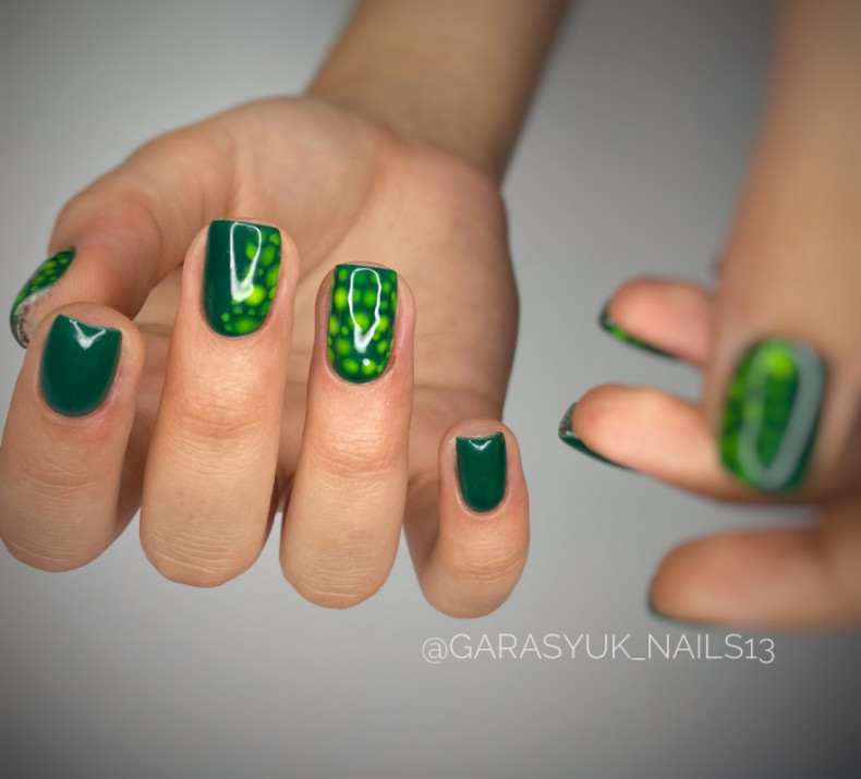 Green dotted manicure, photo - Manicurist Barb Manicure