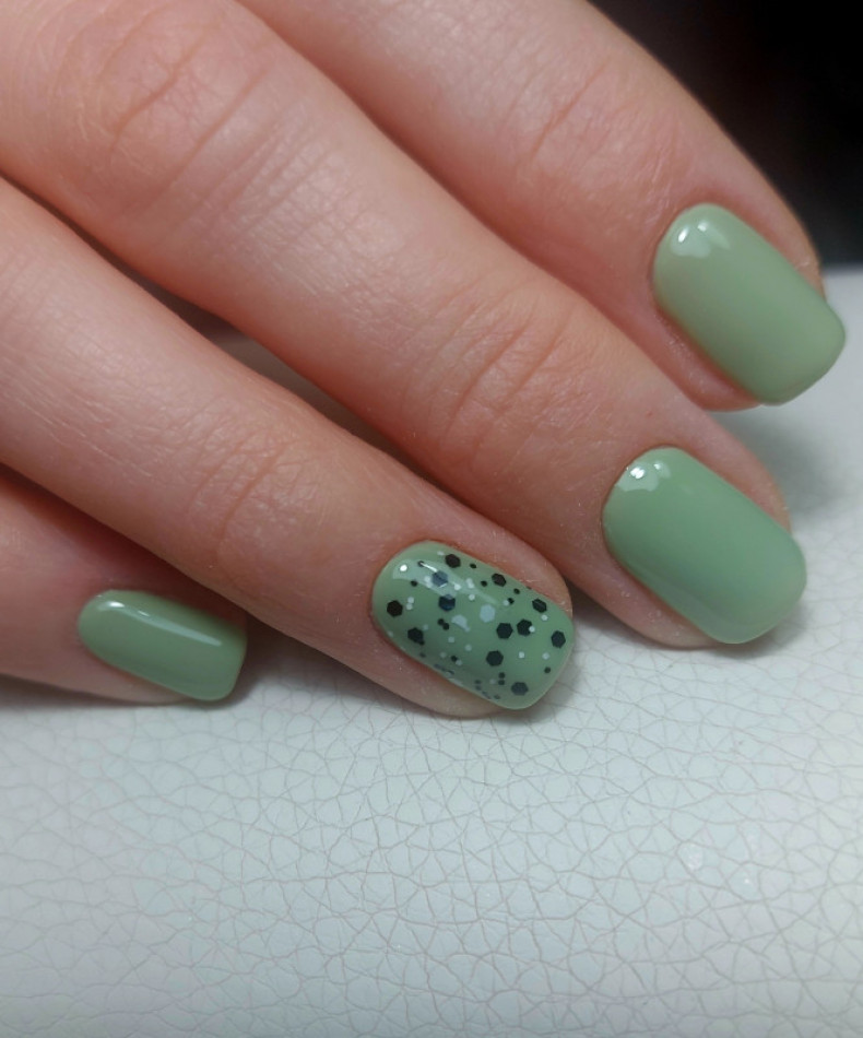 Green dotted accent, photo - Manicurist Barb Manicure