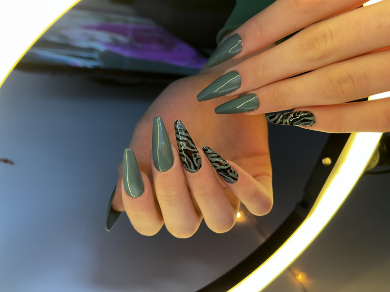  , photo - Manicurist Barb Manicure