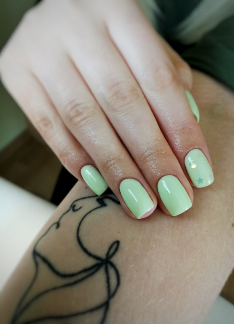 Light green manicure neon, photo - Manicurist Barb Manicure