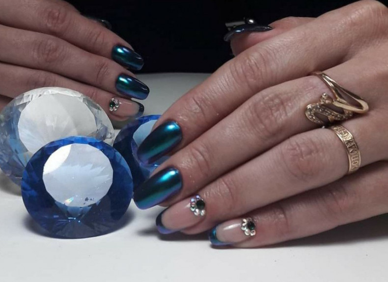 Holographic rhinestone half moon, photo - Manicurist Barb Manicure