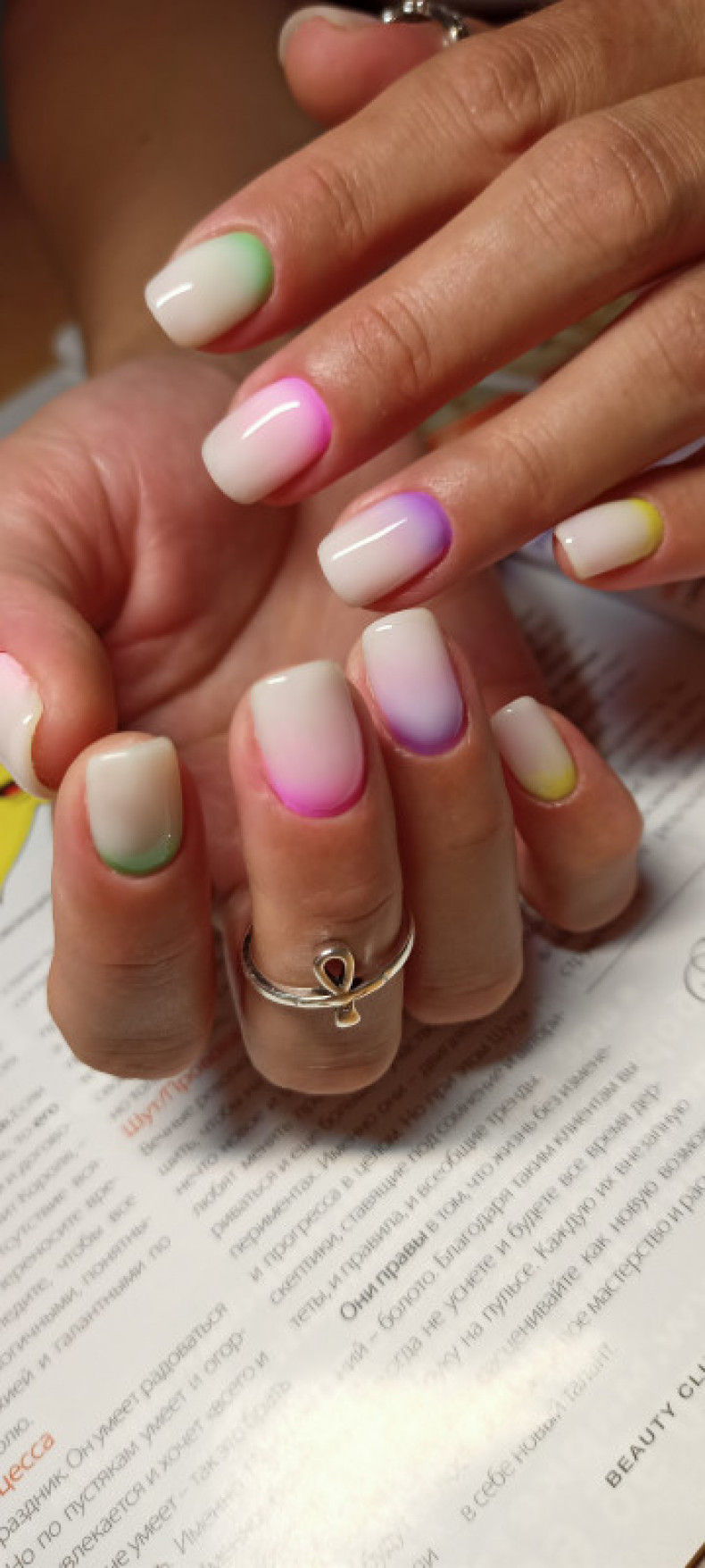 Kolorowe półksiężyc wielokolorowe, photo - Manicurzysta Barb Manicure