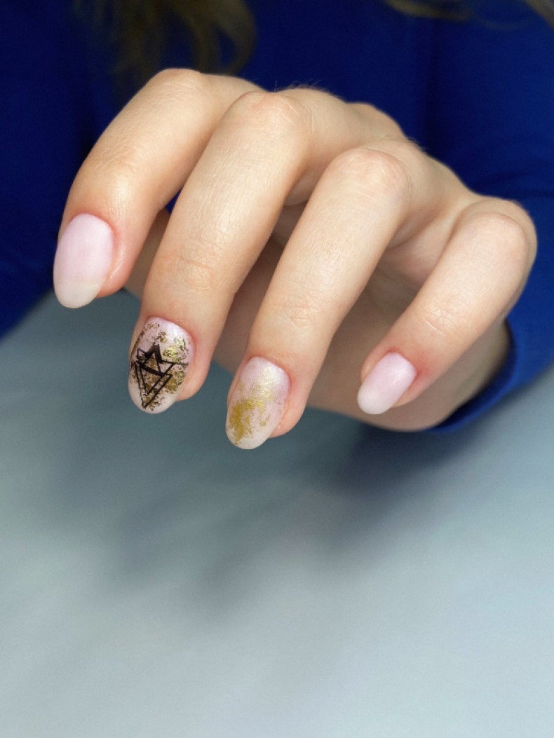 Geometric clear gold, photo - Manicurist Barb Manicure