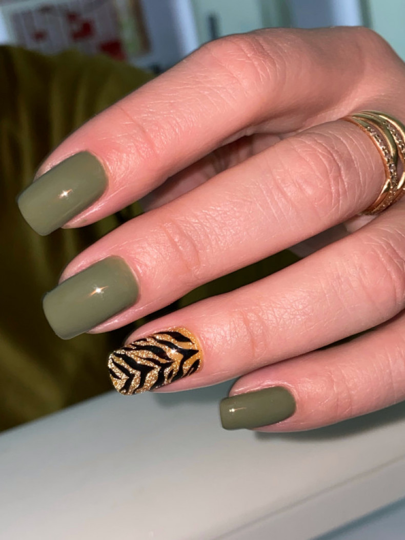 Tiger khaki animal print, photo - Manicurist Barb Manicure