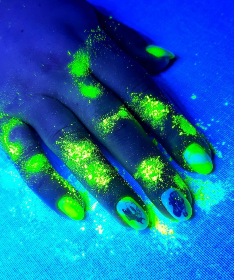 Neon, photo - Manicurist Barb Manicure