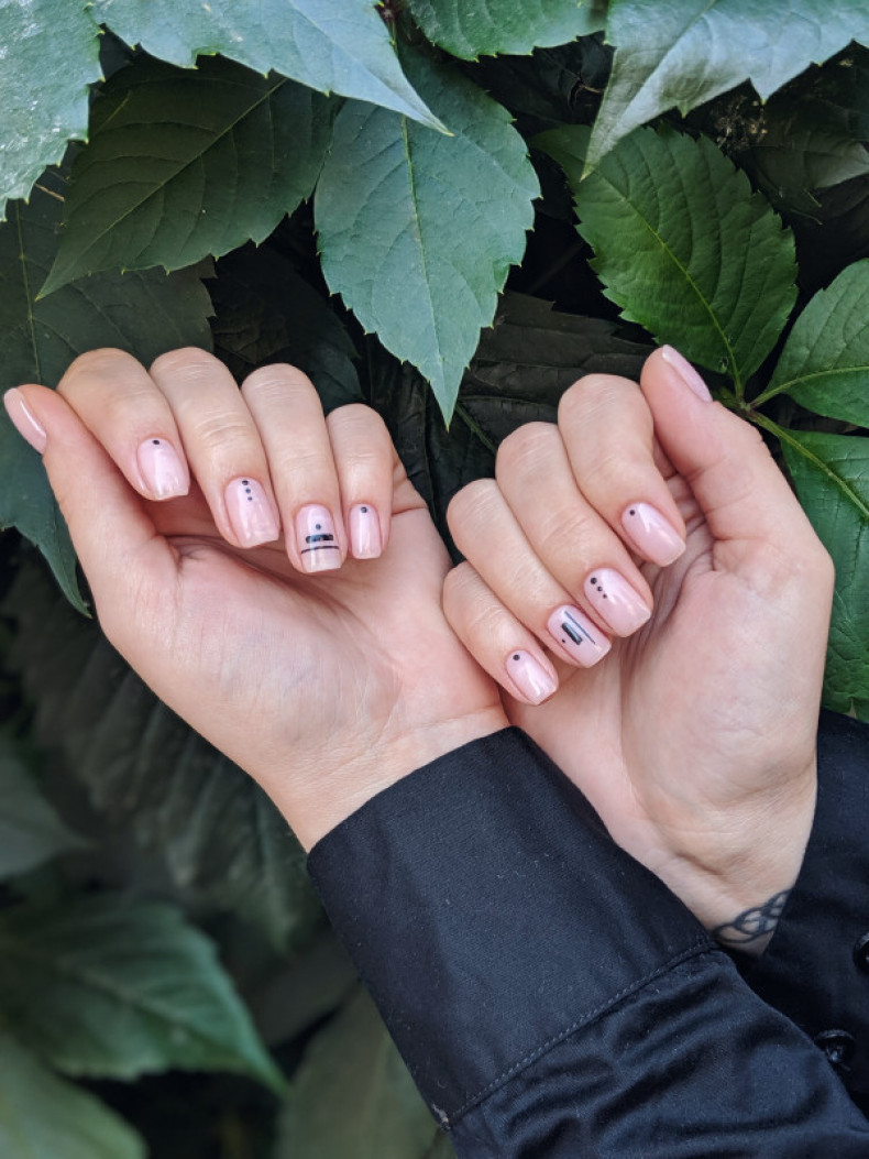 Striped dotted minimalist, photo - Manicurist Barb Manicure