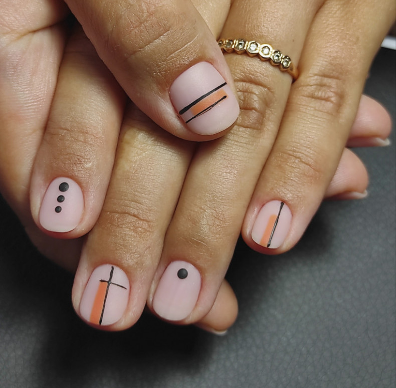 Striped dotted black dots, photo - Manicurist Barb Manicure