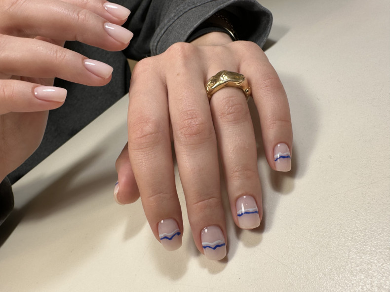 Striped minimalist line on, photo - Manicurist Barb Manicure