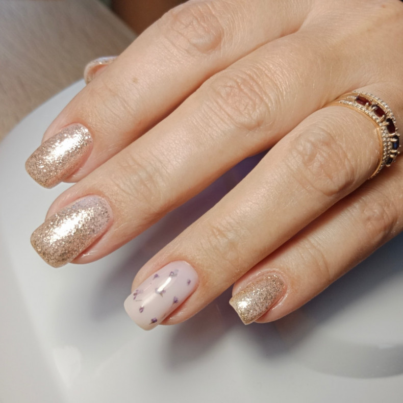 С золотом сухоцветами блестящий, photo - Мастер маникюра Barb Manicure