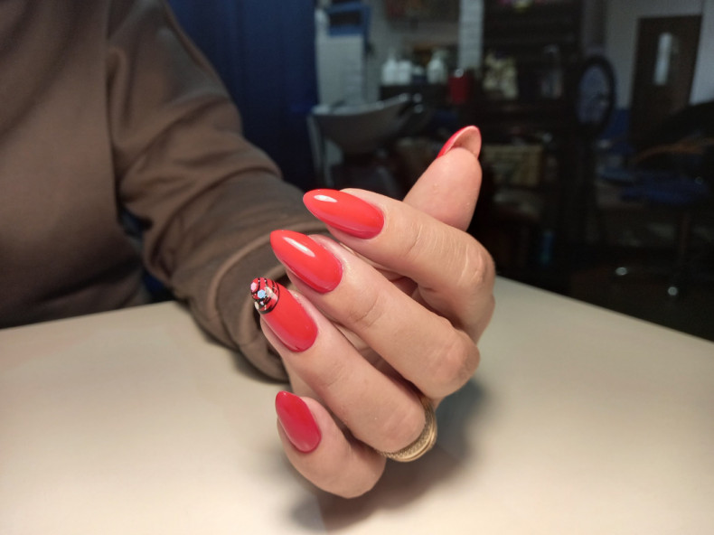 Coral accent, photo - Manicurist Barb Manicure