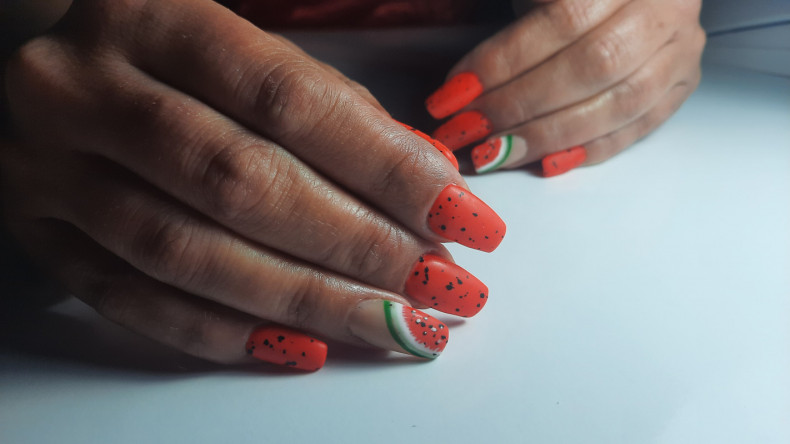 Wassermelone Maniküre mit, photo - Maniküre Barb Manicure