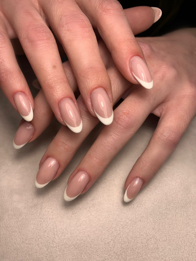 French manicure, photo - Manicurist Barb Manicure