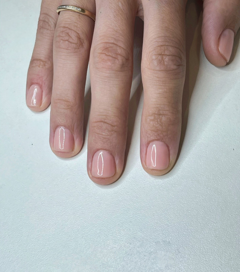 Manicure łączony z bazą gumową, odcień nude, photo - Manicurzysta Barb Manicure