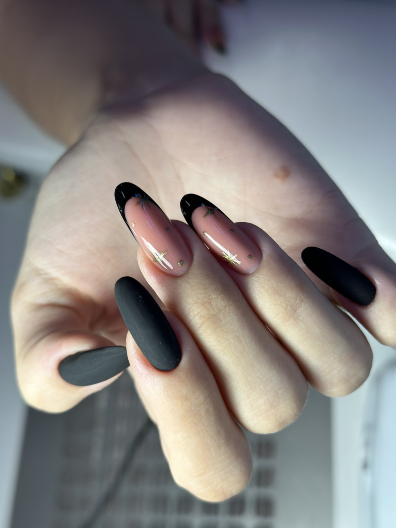 Czarne matowe beżowe, photo - Manicurzysta Violetta Odintsova