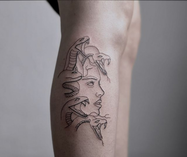 Meduse linework Bein, photo - Tattoo-Meister Dana