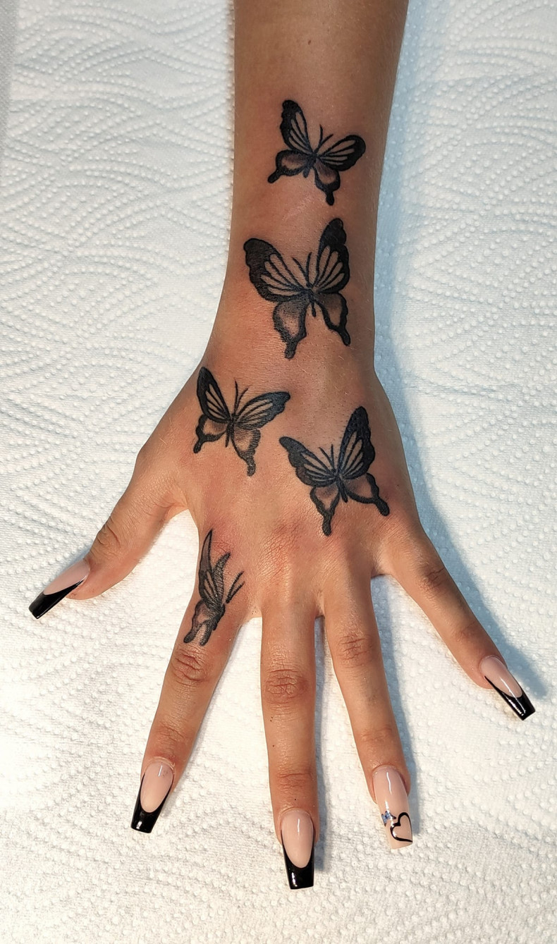 Frauen schmetterling Hand, photo - Tattoo-Studio Hurt Industries