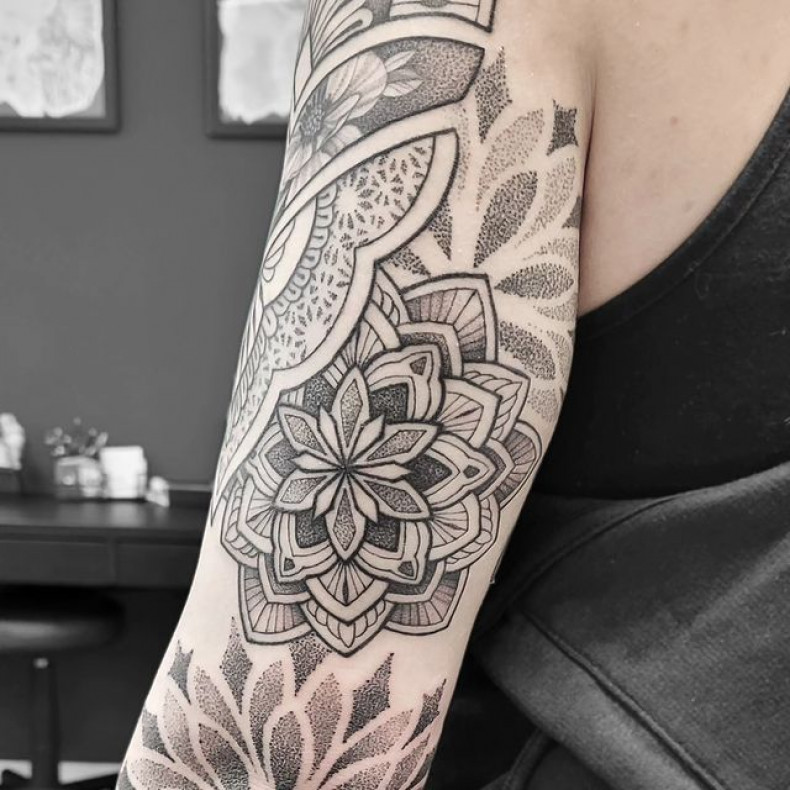 Women arm mandala, photo - Tattoo Master Isabella Marowski