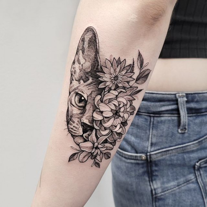 Frauen Arm Katze, photo - Tattoo-Meister Isabella Marowski