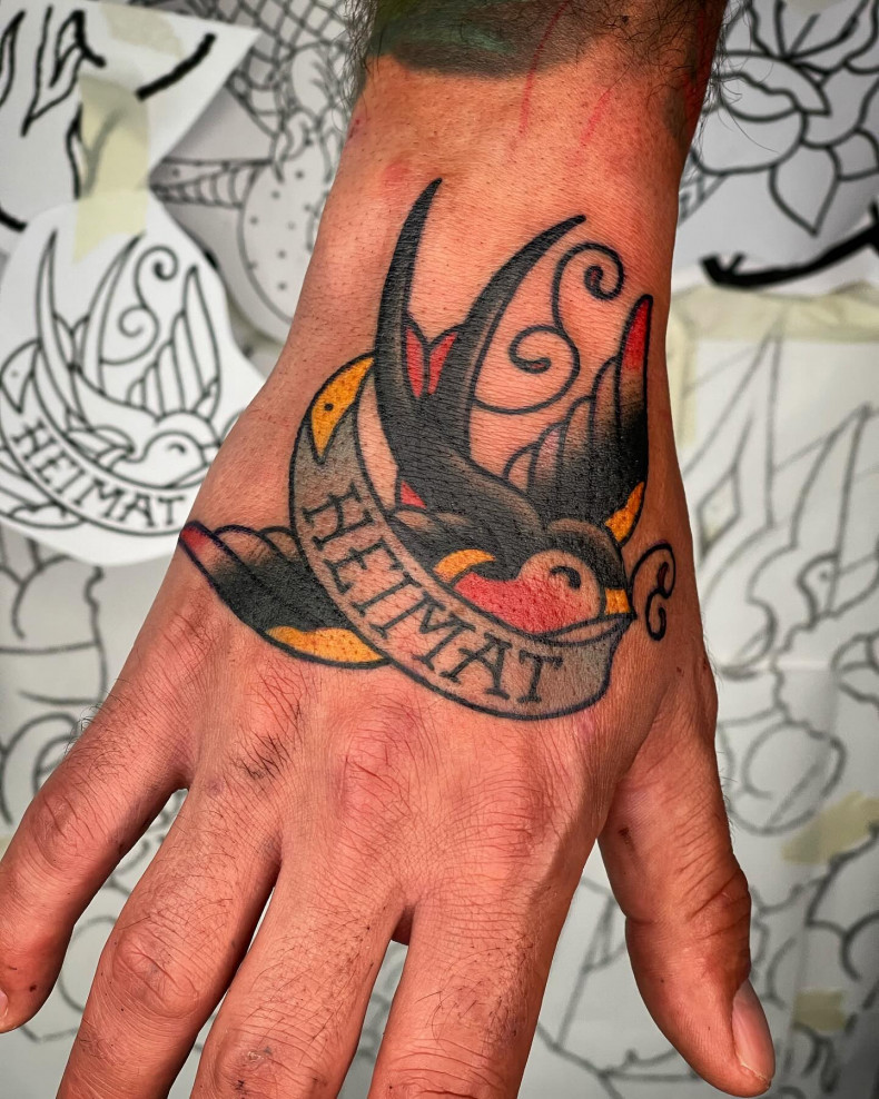 Männer Schwalben Hand, photo - Tattoo-Meister Tobias Salewski