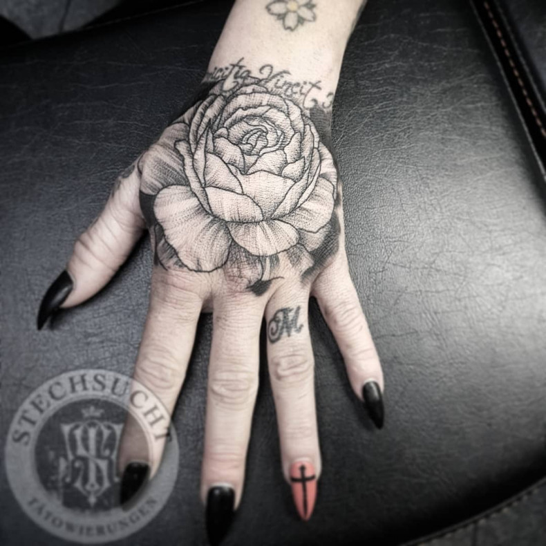 Frauen Hand Rosen, photo - Tattoo-Meister Cihan Karadas