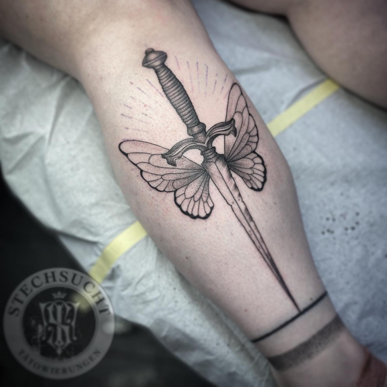 Schmetterling dolch Bein, photo - Tattoo-Meister Cihan Karadas