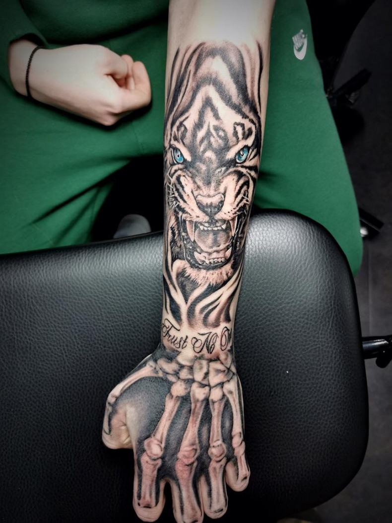 Men arm hand, photo - Tattoo Studio Tattoo Galerie