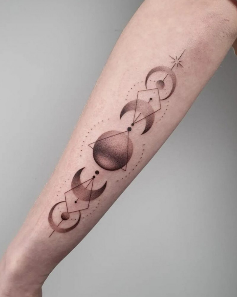 Frauen Arm schwarzgrau, photo - Tattoo-Studio Ad Infinitum