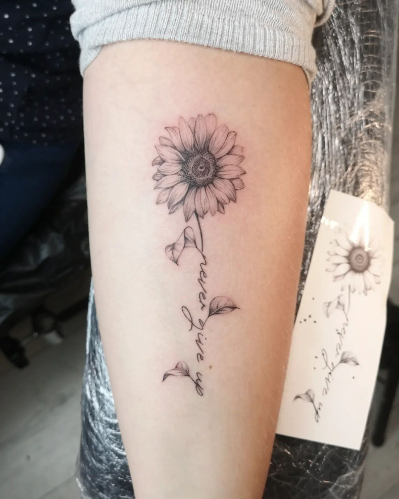 Frauen schriftzug sonnenblume, photo - Tattoo-Studio Art House