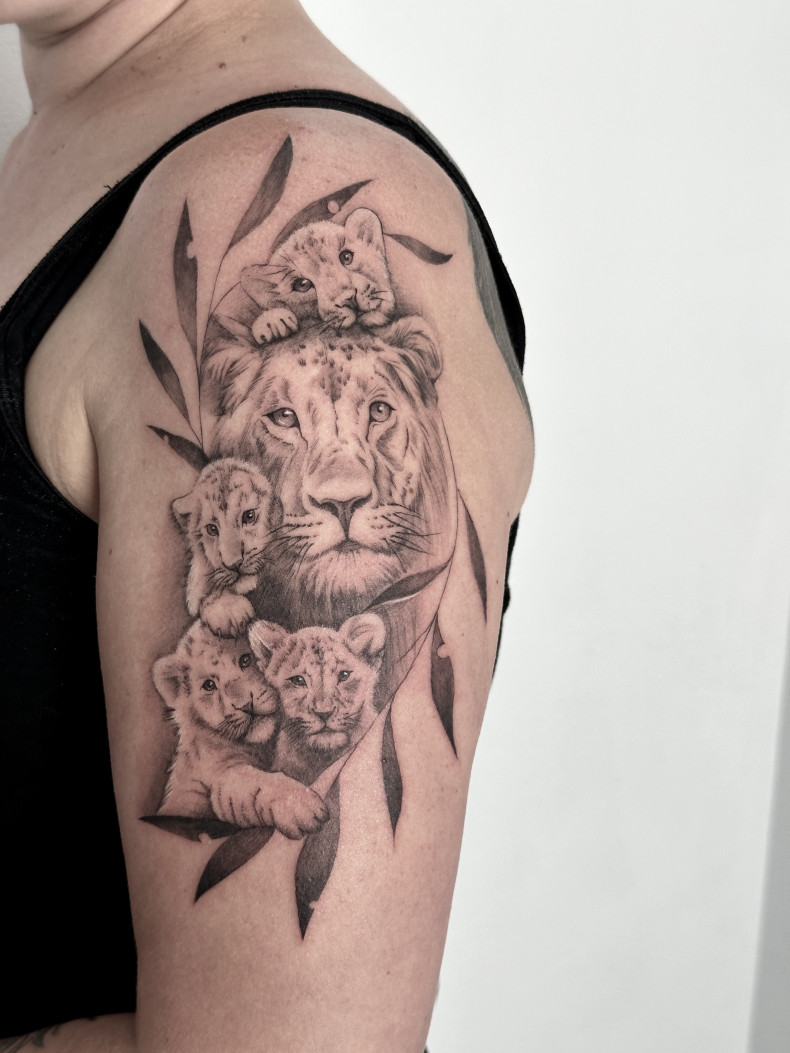 Women lion shoulder, photo - Tattoo Studio TATTOO TEA STUDIO