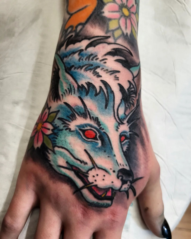 Männer Wolf Hand, photo - Tattoo-Meister Patrik Sanner