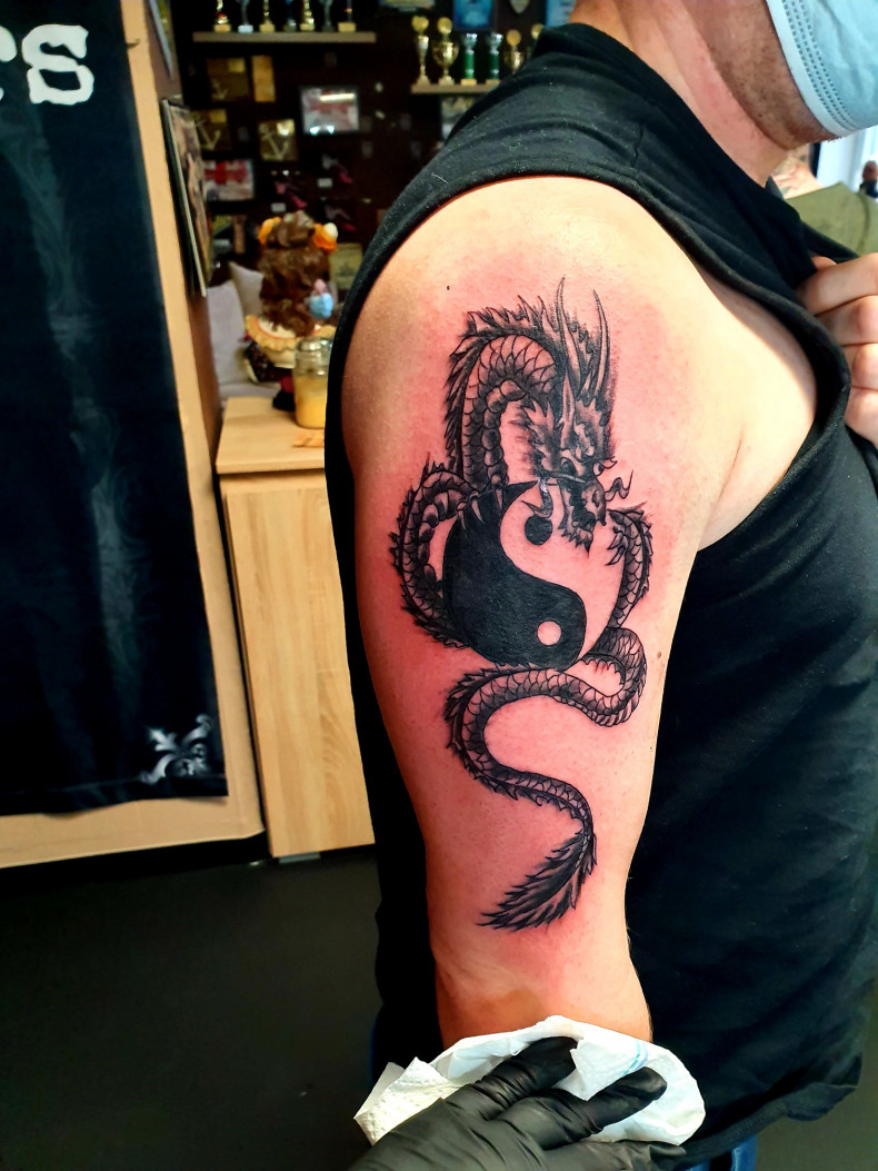 Men dragon yin yang, photo - Tattoo Master Daniel Koers