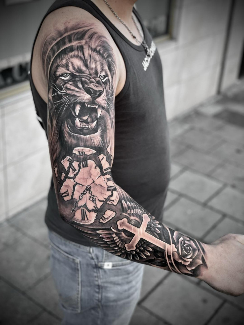 Men clover lion, photo - Tattoo Master Christian Berndt