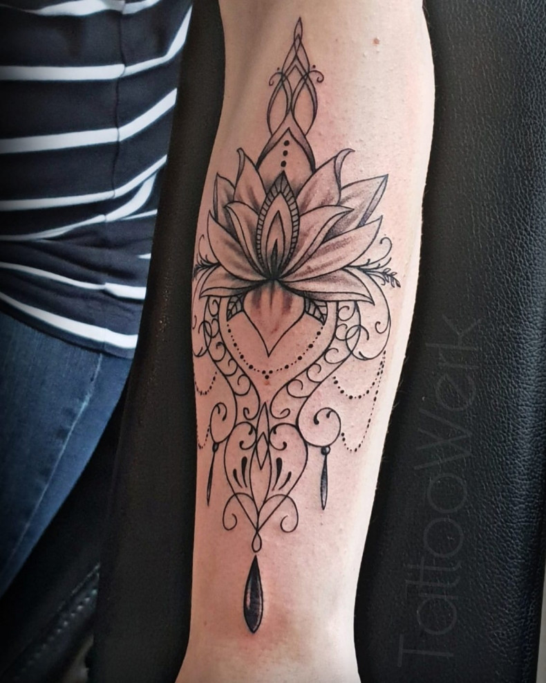 Frauen Arm Lotosblume, photo - Tattoo-Meister Melly Von Zweydorff