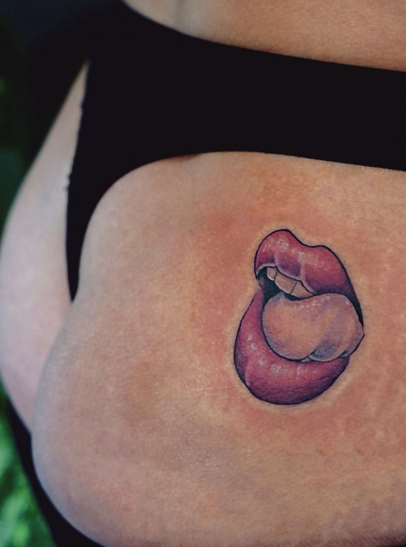 Women lips butt, photo - Tattoo Master Kateryna Lytvyn