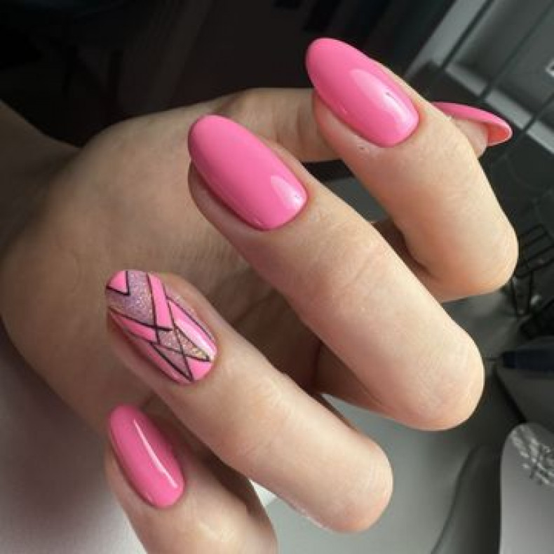Pink geometric accent, photo - Manicurist Svetlana