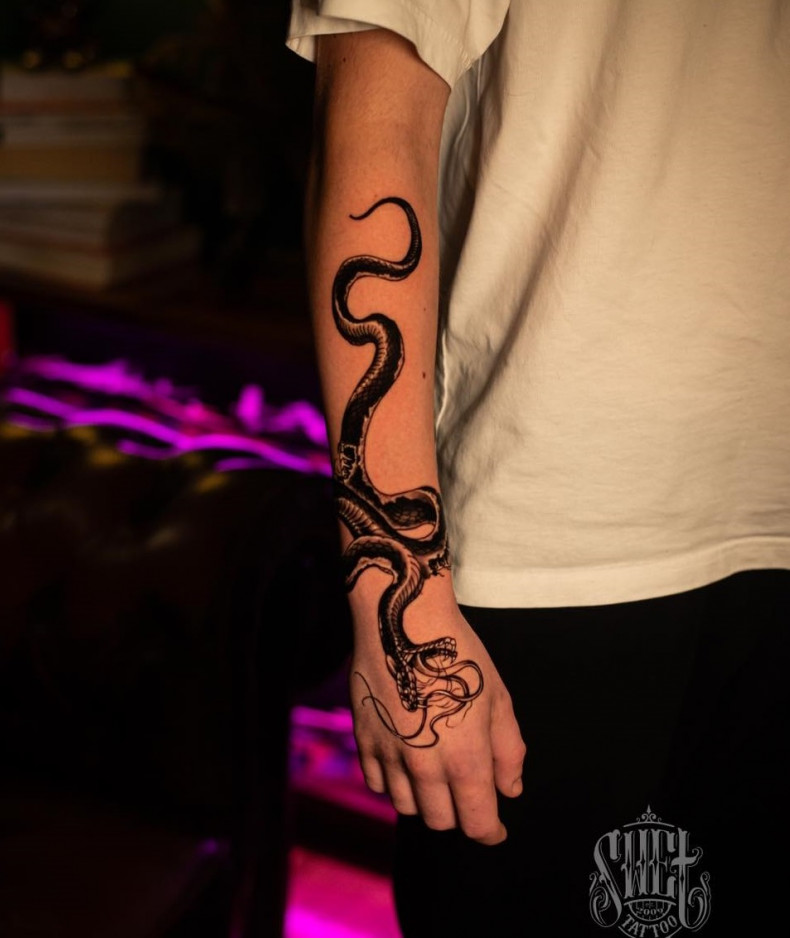 Men snake arm, photo - Tattoo Studio Swettattoo