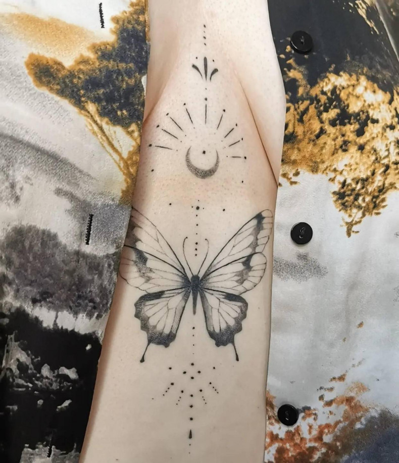 Damski motyl pod biustem, photo - Studio tatuażu Lucyfire Tattoo