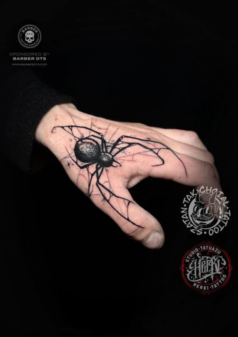 Hand spider, photo - Tattoo Studio Herki Tattoo