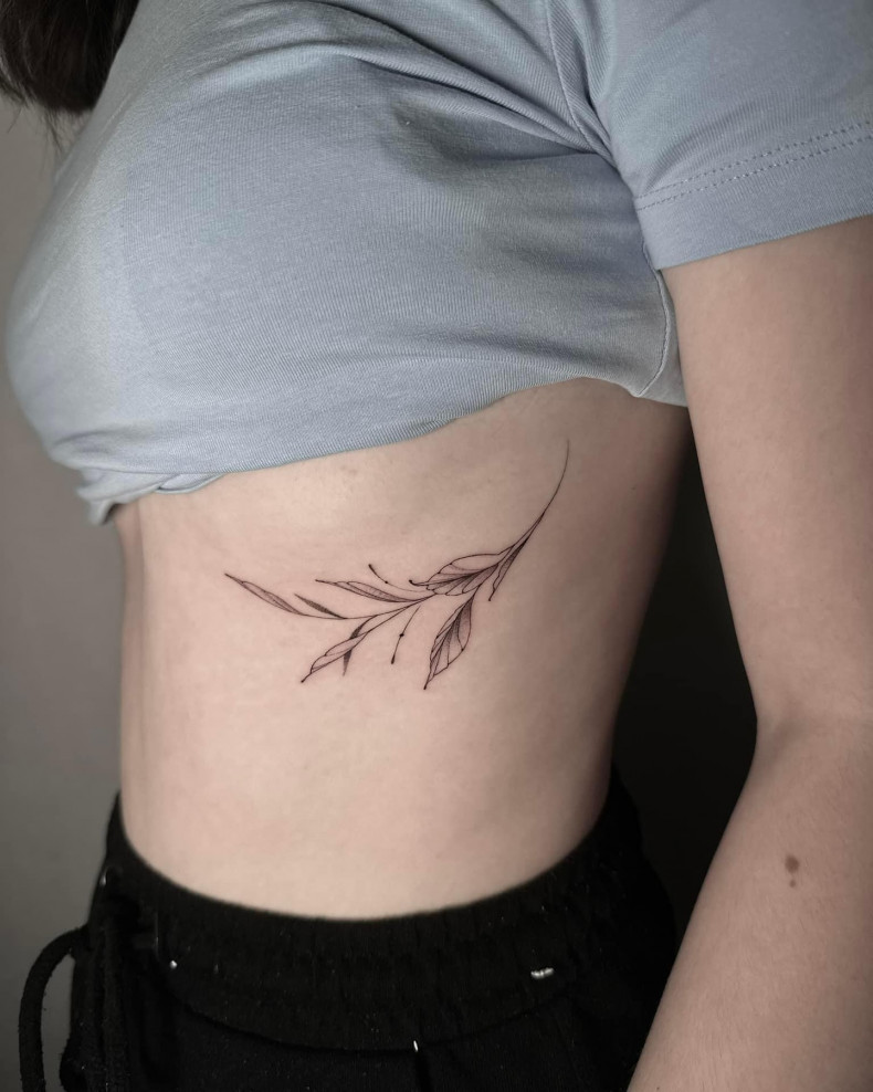 Women twig rib, photo - Tattoo Studio Czarne Złoto