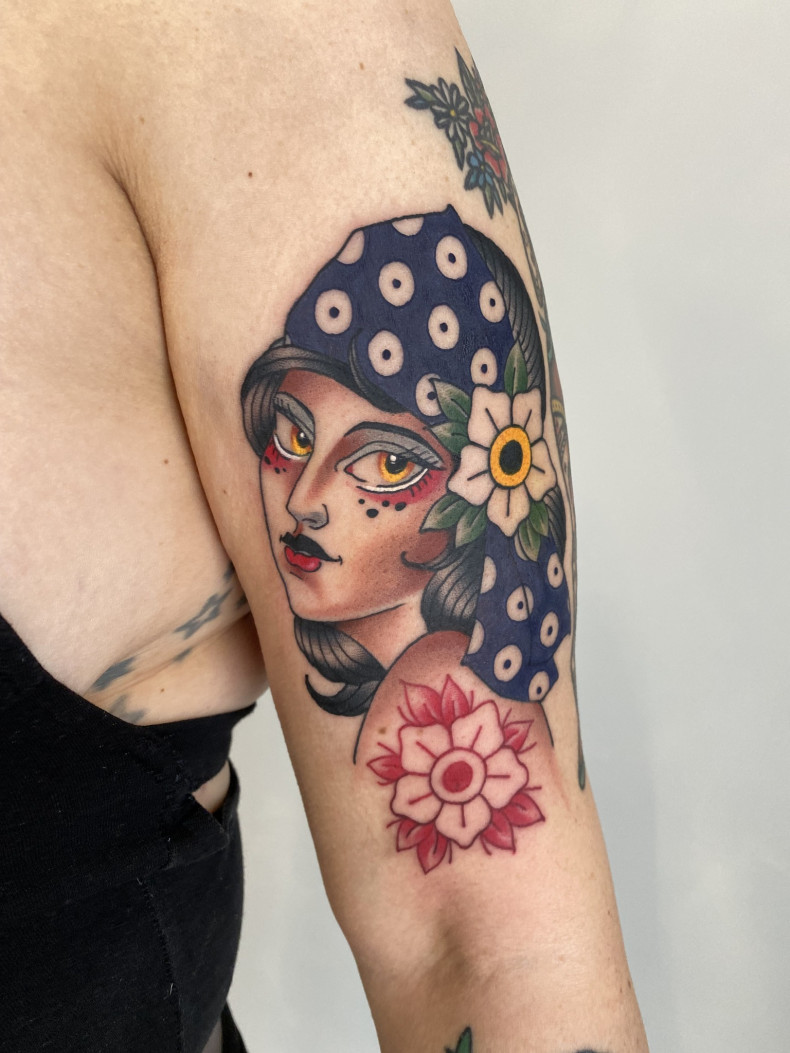 Arm mädchen old school, photo - Tattoo-Studio Widzimisie Tattoo