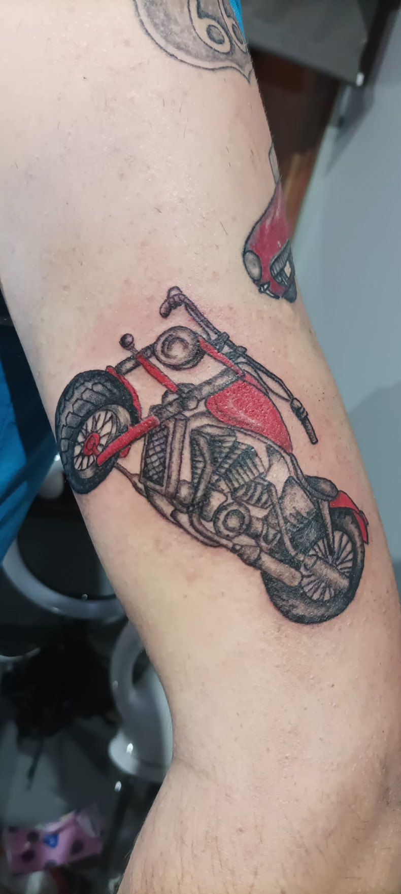 Men arm motorcycle, photo - Tattoo Studio Kwarttattoo