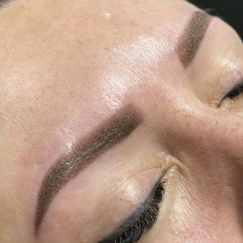 Makijaż permanentny brwi
                    Specjalista od tatuażu Alina Barankova Szczecin