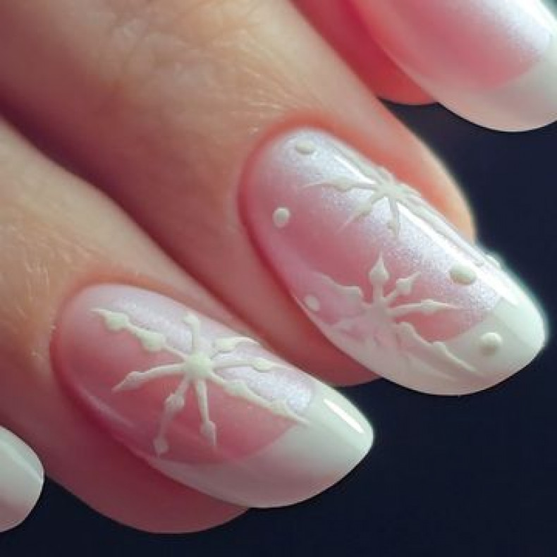 Winter snowflake french manicure, photo - Manicurist Sylwia Kochmańska